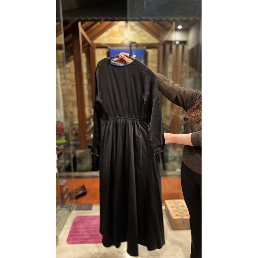 dress silk satin hitam set hjab syar'i Size M