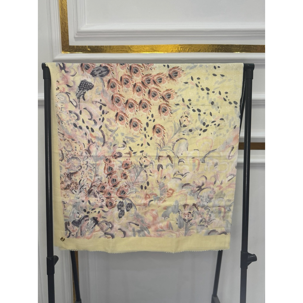 Kerudung Motif Bulu Merak Kuning