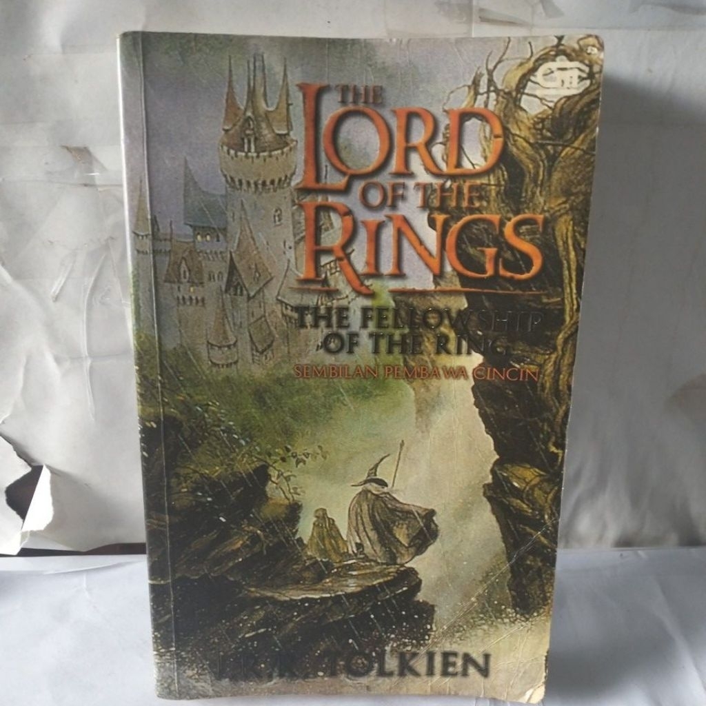 Novel THE LORD OF THE RINGS SEMBILAN PEMBAWA CINCIN