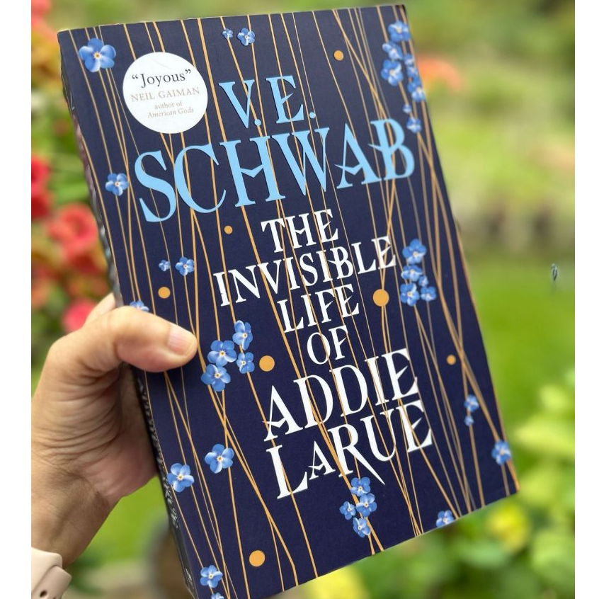 V.E. Schwab The Invisible Life of Addie LaRue Novel Fantasy Bahasa Inggris Preloved