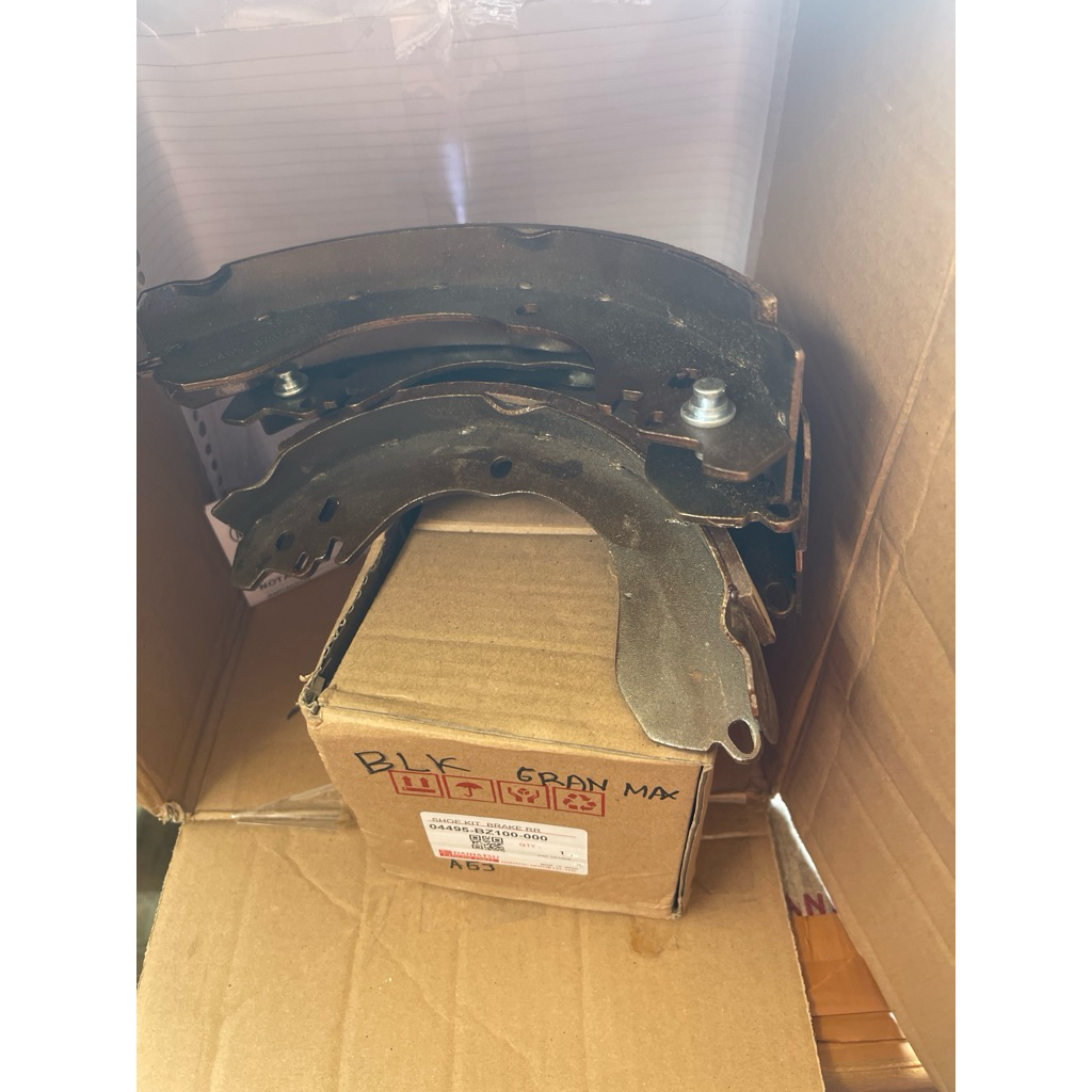 kampas rem belakang grand max