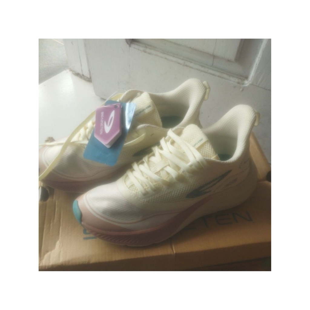 sepatu nineteen sakura putih