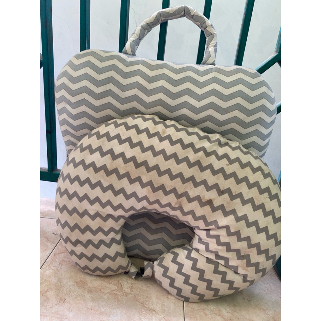 Preloved bantal sofa dan bantal menyusui