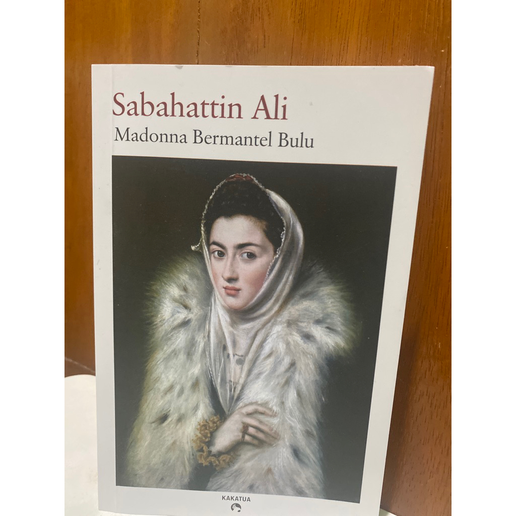 Madonna bermantel bulu (madonna in fur coat) Preloved