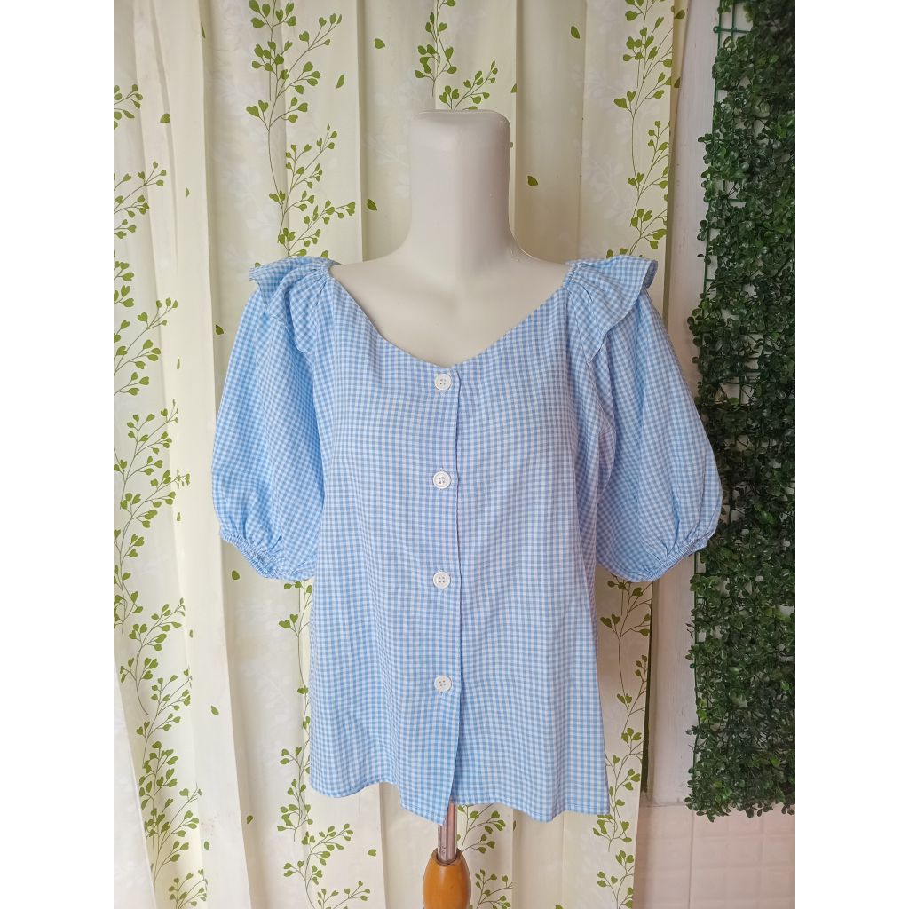 Atasan blouse sabrina motif kotak biru putih lengan balon karet