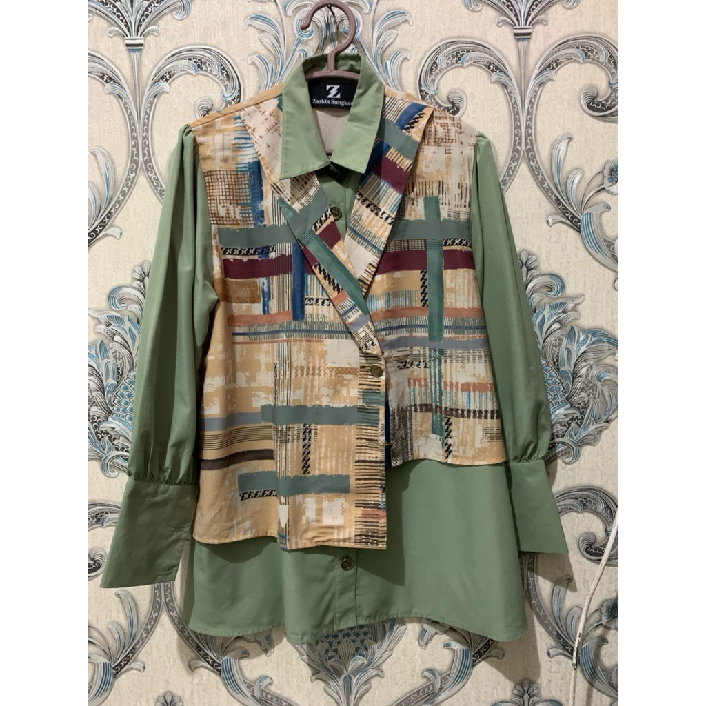 Preloved Zaskia sungkar blouse size L