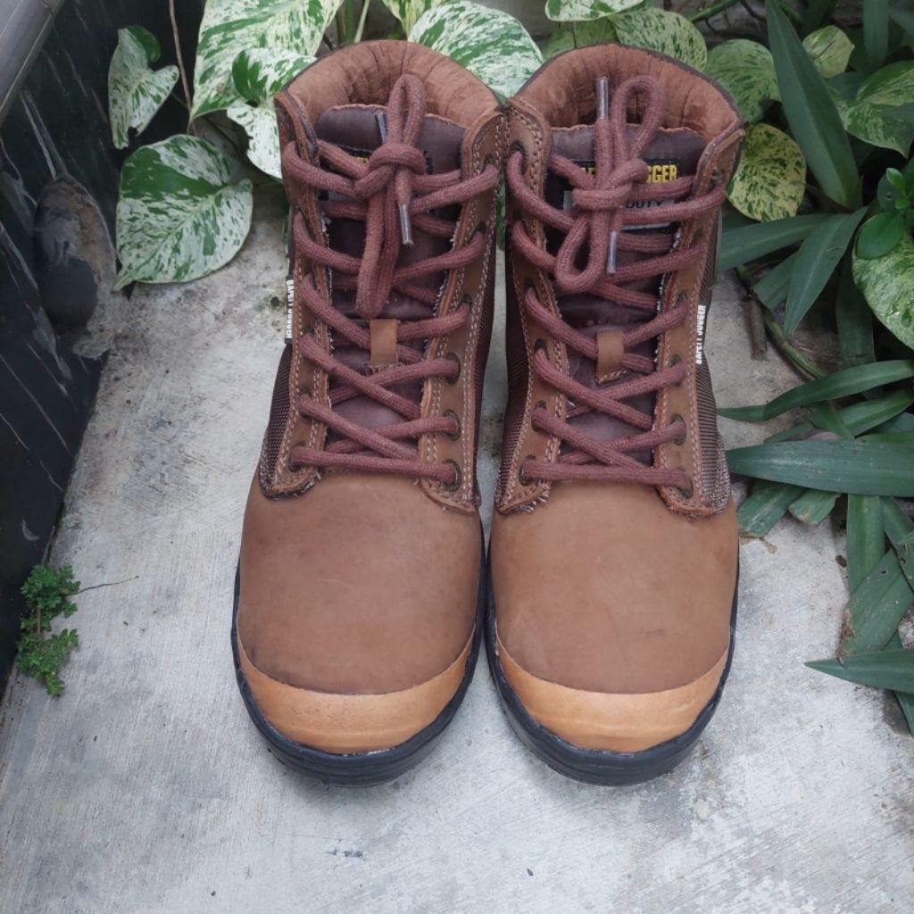sepatu  second safety jogger size 40(25cm)