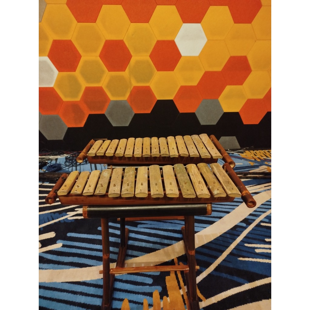 Saron Awi (Saron Bambu) berdiri