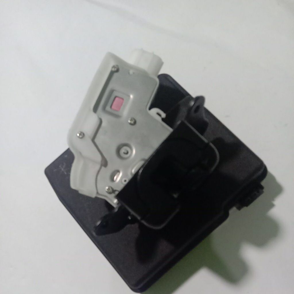 DoorLock bagasi pintu belakang Innova reborn Type Gv2016up original
