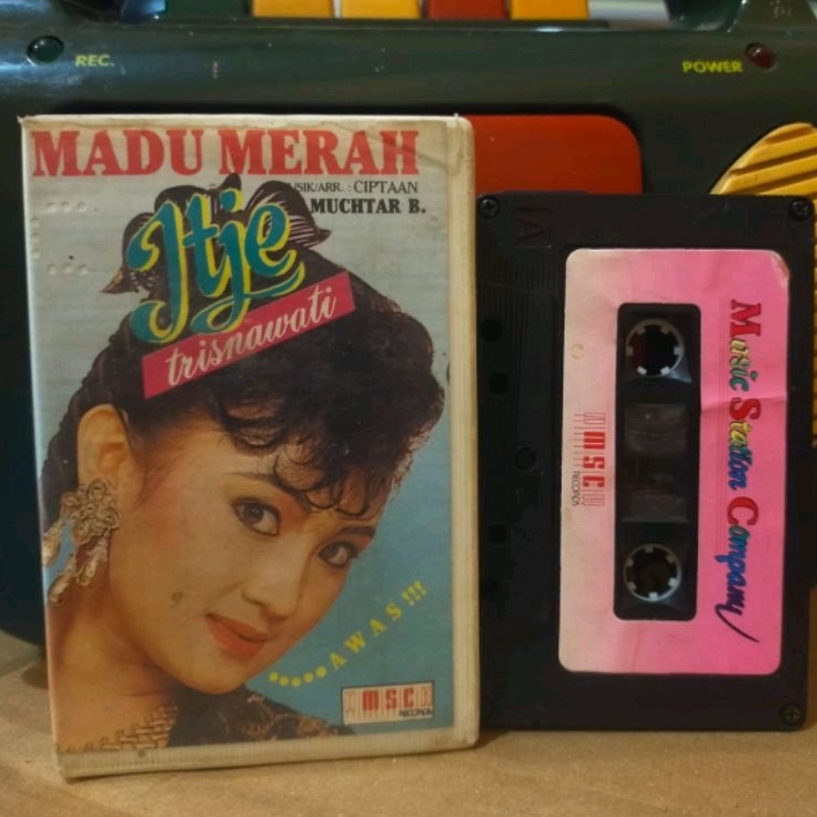Kaset pita Itje Trisnawati Madu merah