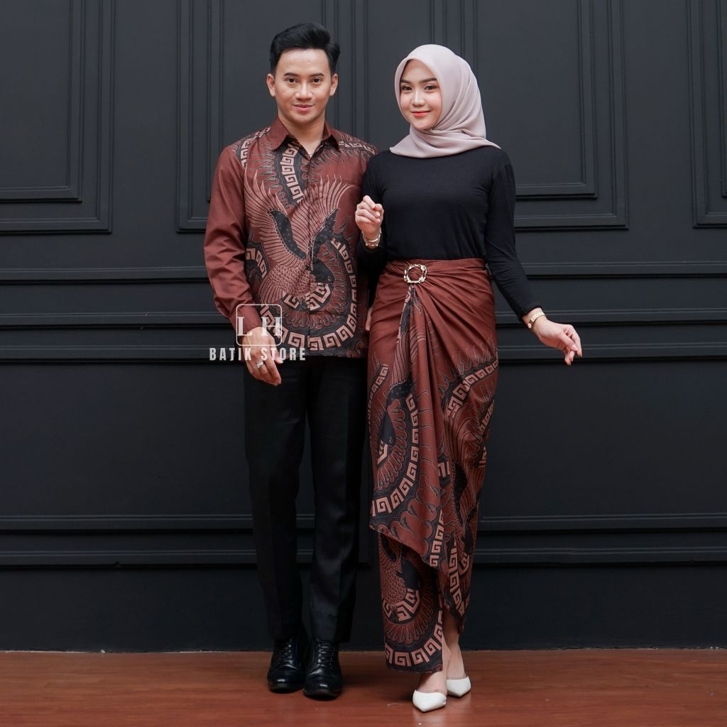 Couple rok lilit batik kemeja batik pria lengan panjang mahogany