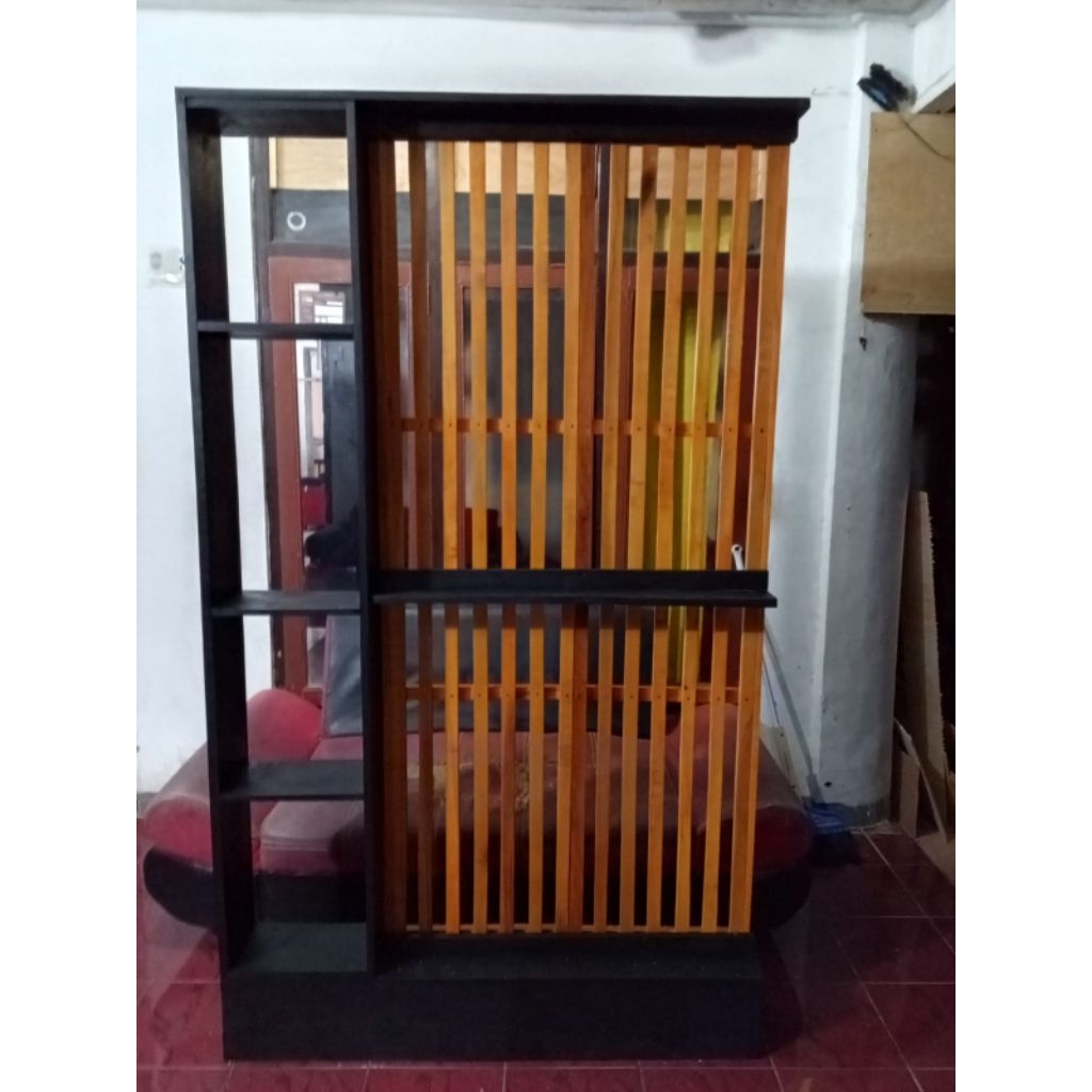 Rak penyekat ruang tamu modern | partisi ruangan minimalis dari kayu