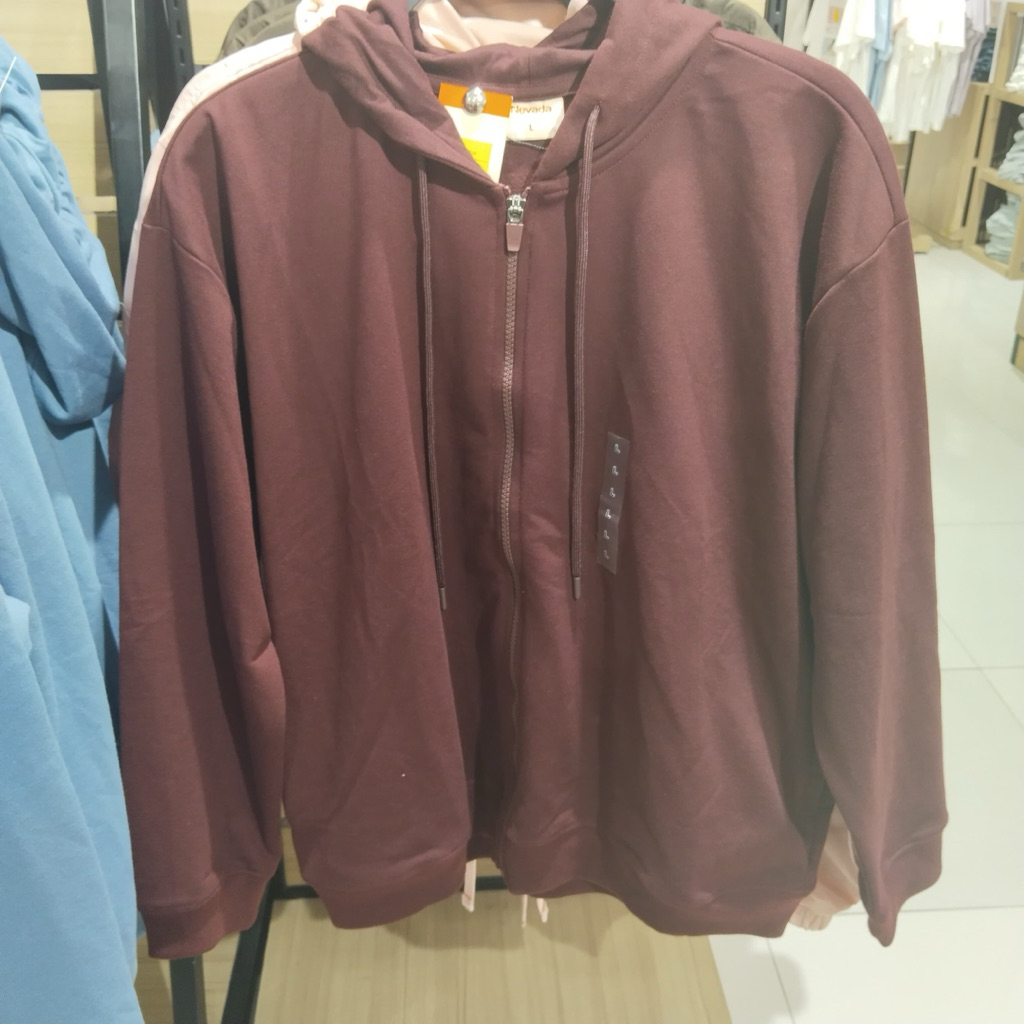 Jaket  wanita dari brand Nevada ori matahari. untuk ketersediaan stock bisa chat dulu