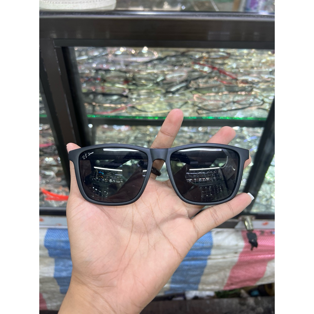 RB space kacamata hitam