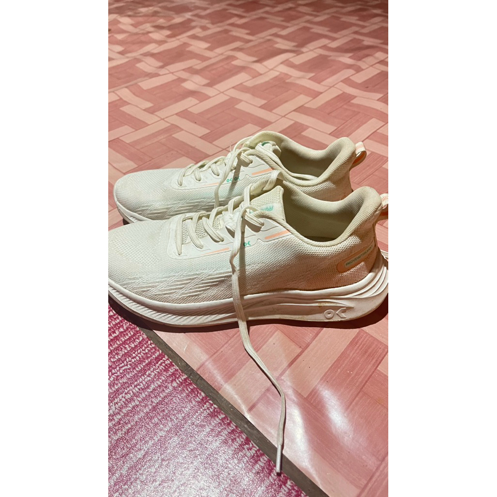 preloved sepatu olahraga