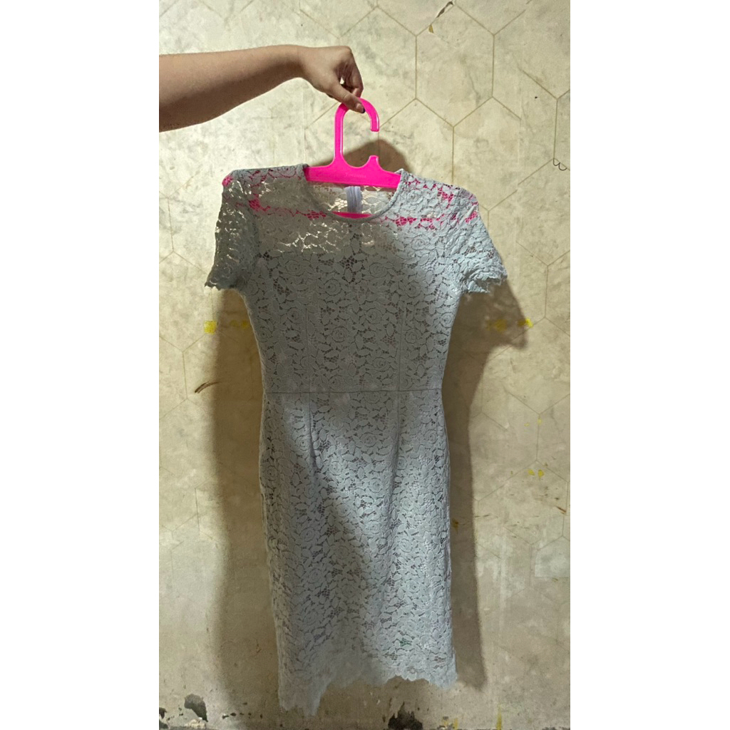 dress brukat abu abu