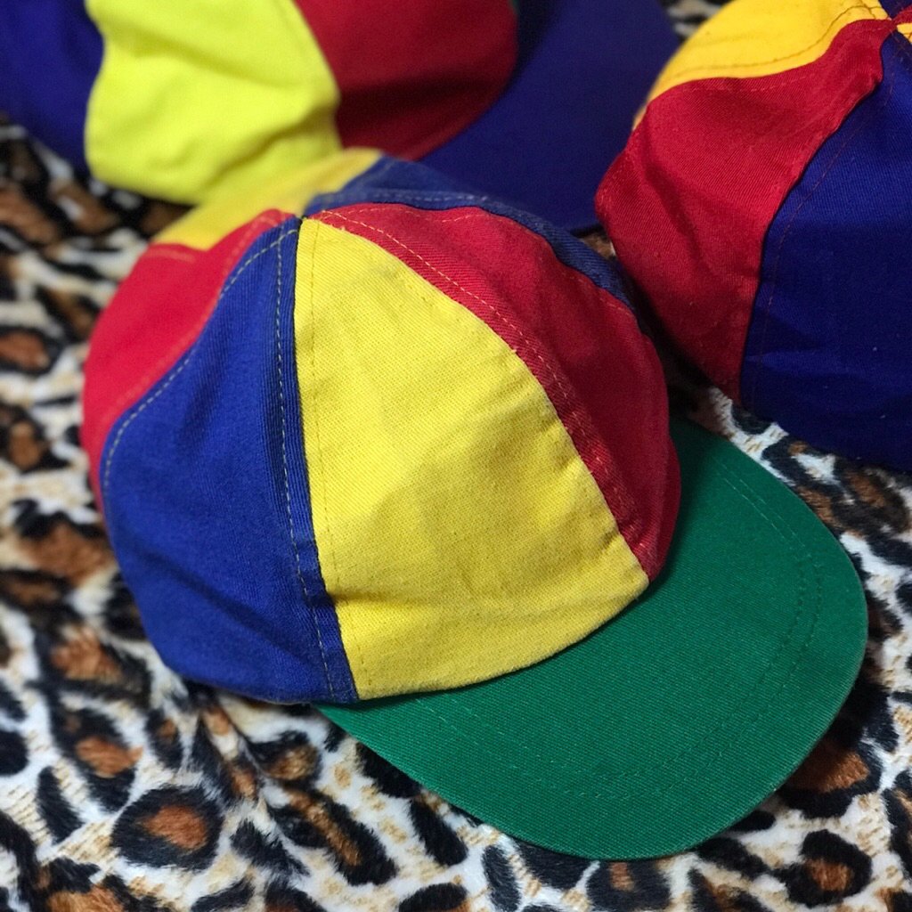 topi colour block