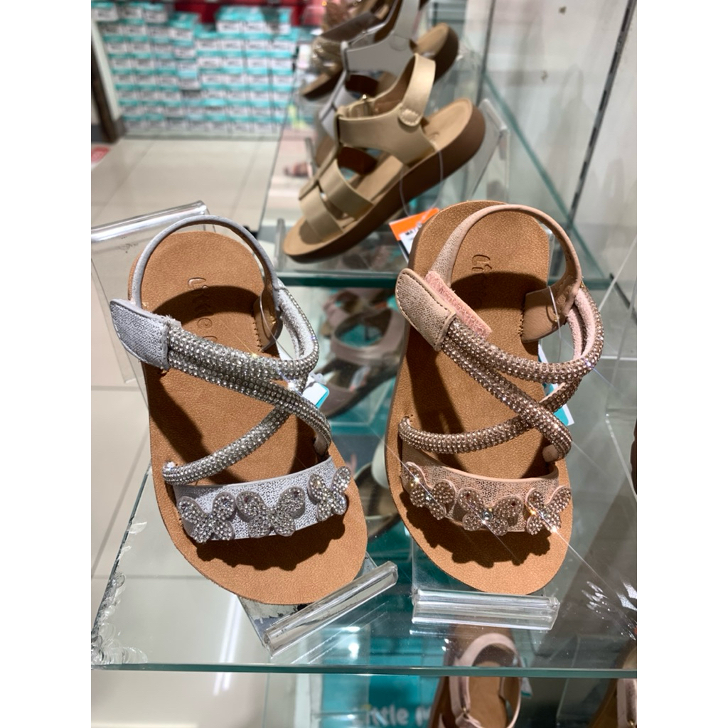 Sepatu sandal anak perempuan dari brand Little M ori matahari. untuk ketersediaan stock bisa chat du