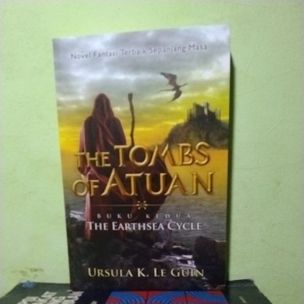 novel THE TOMBS OF ATUA N (URSULA K.LE GUIN)