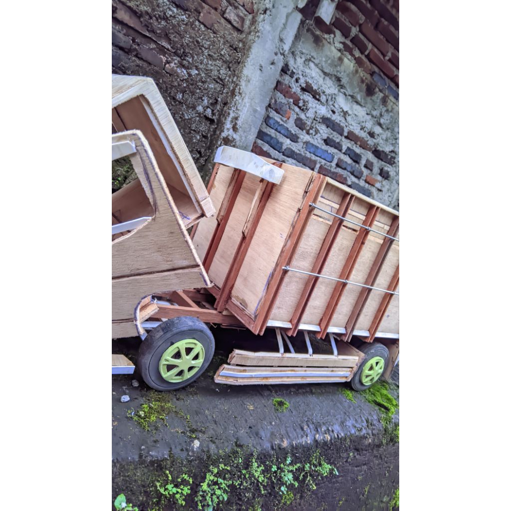 miniatur truk canter mentahan skala 10