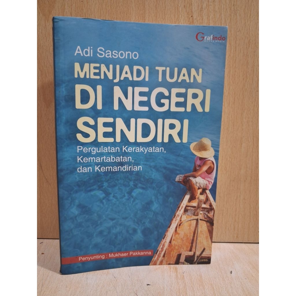 Buku original ( ekonomi & bisnis ) MENJADI TUAN DI NEGERI SENDIRI . oleh : Adi Sasono.