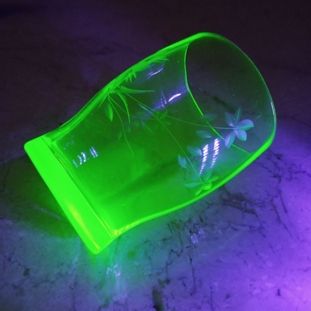 Pajangan gelas kaca kristal uranium antik ukir grafir motif bunga