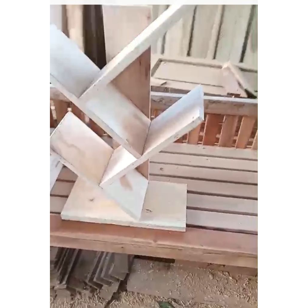 RAK BUKU UNIK ESTETIK RAK BUKU BAHAN KAYU HALUS