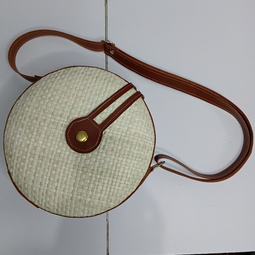Tas anyaman pandan / Tas pandan / Tas pandan bulat / Tas selempang pandan bulat / Tas selempang pand