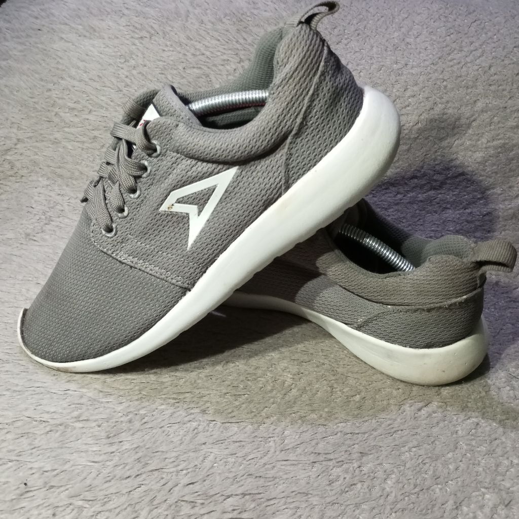 Sepatu Power PRELOVED SECOND - Size 44 (Insole 28.5cm) - Sepatu Running & Jogging Abu - NO MINUS - S