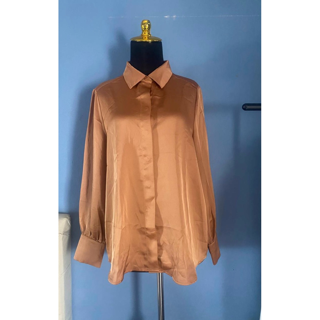 Kemeja satin mocca gold wanita
