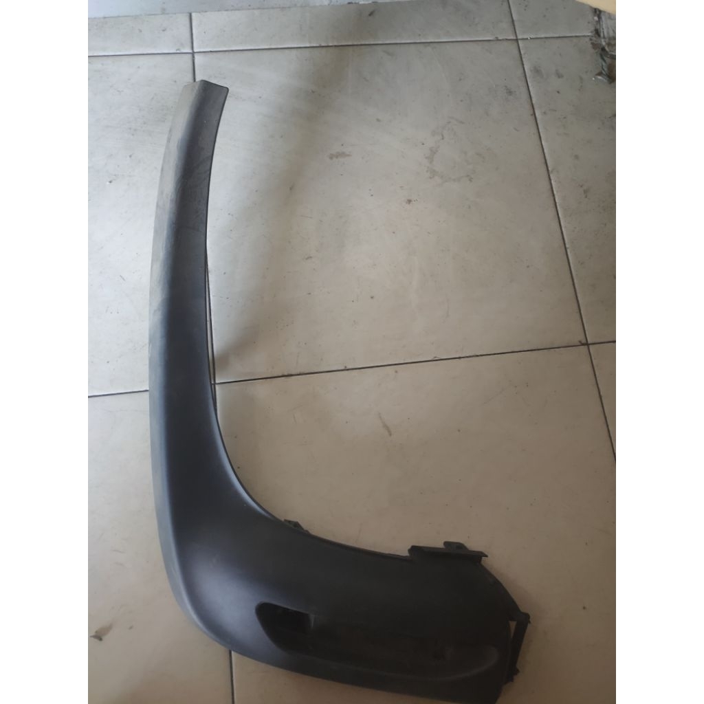 Molding bumper belakang kiri Toyota sienta