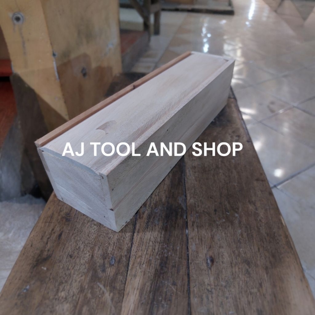 TEMPAT PENYIMPANAN PAHAT UKIR KAYU KOTAK TATAH PAHAT UKIR KAYU