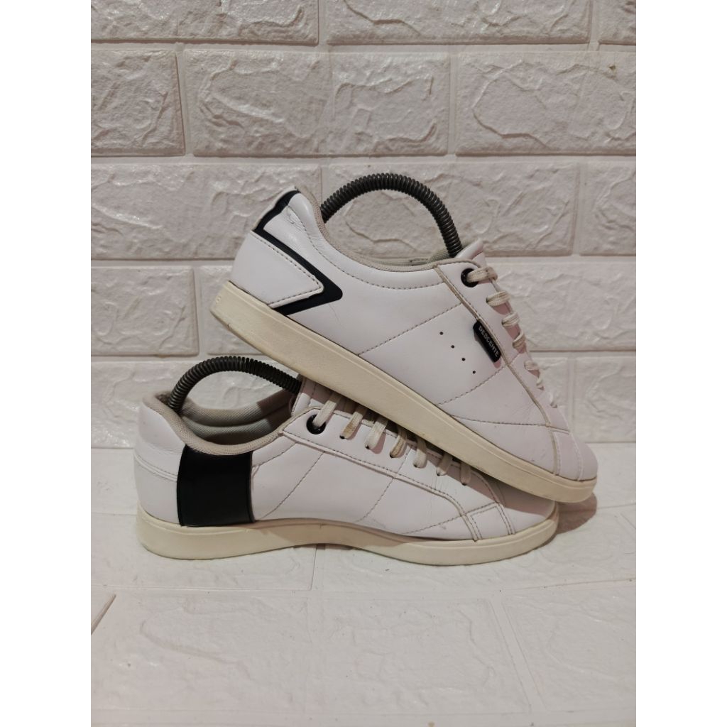 Sepatu Sneakers Descente Leather White Black size - 40 fit to 40,5 Casual