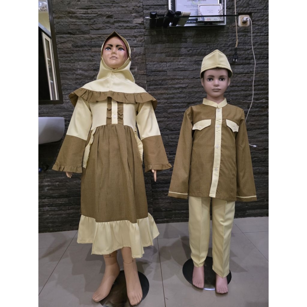 Setelan baju muslim anak kotak kotak coklat tua dan crem satu set hijab / peci laki laki dan perempu