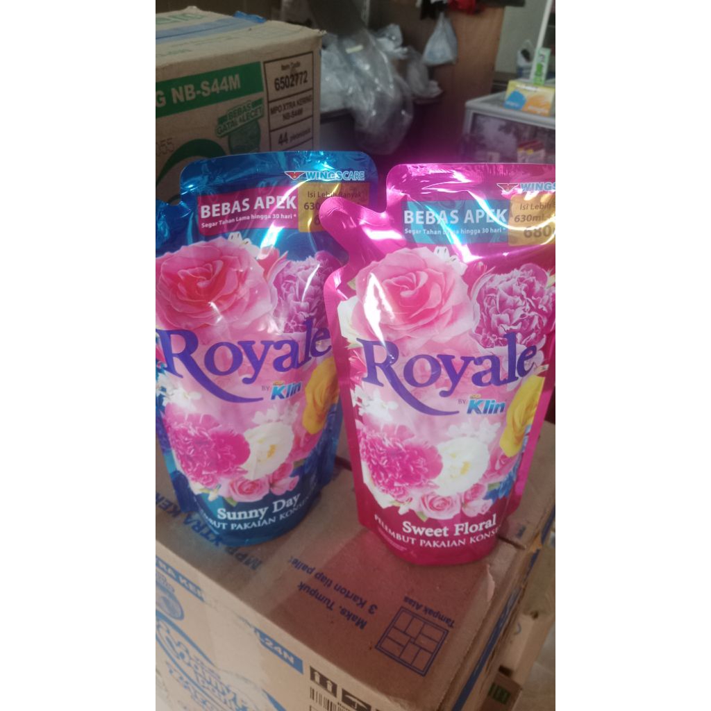 Royale Pelembut & Pewangi Pakaian 680ml