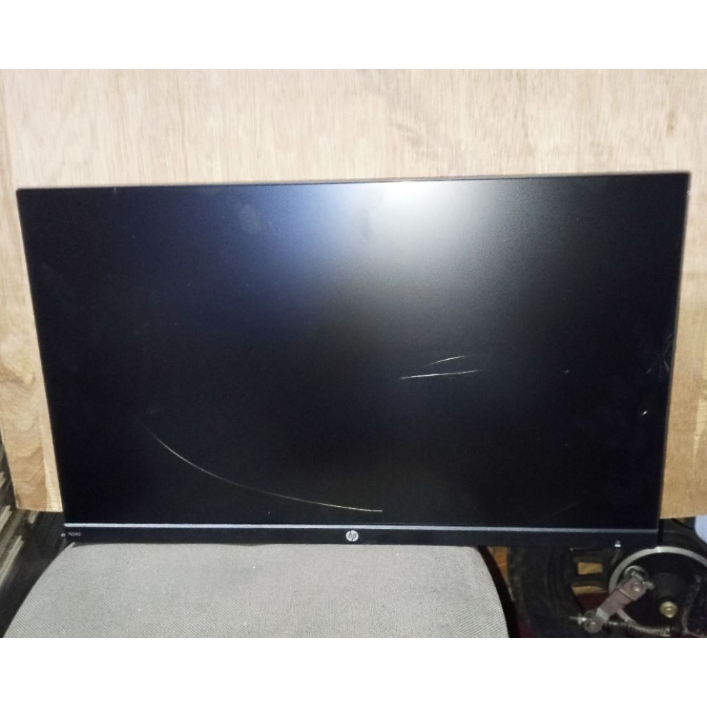 Monitor HP N240, 60,5cm , 23,8inch/kondisi bekas kantor. LCD pecah/retak
