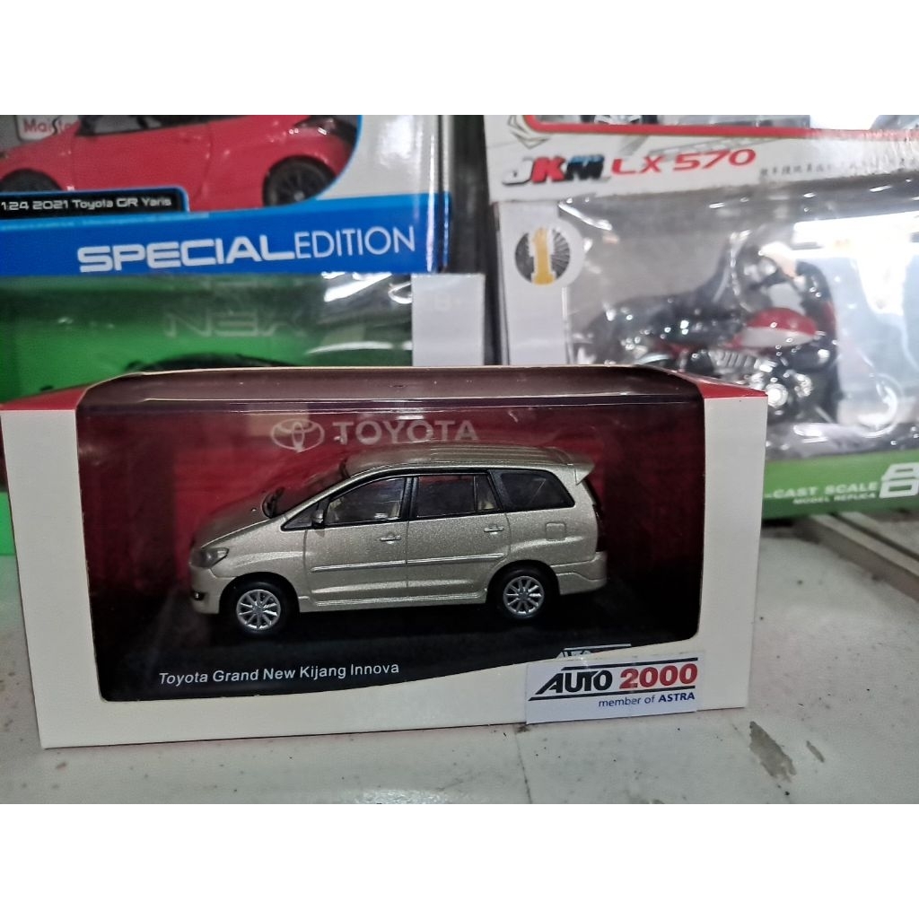 Diecast toyota asli grand New kijang innova inova miniatur mini atur die cast auto 2000 cocok pajang