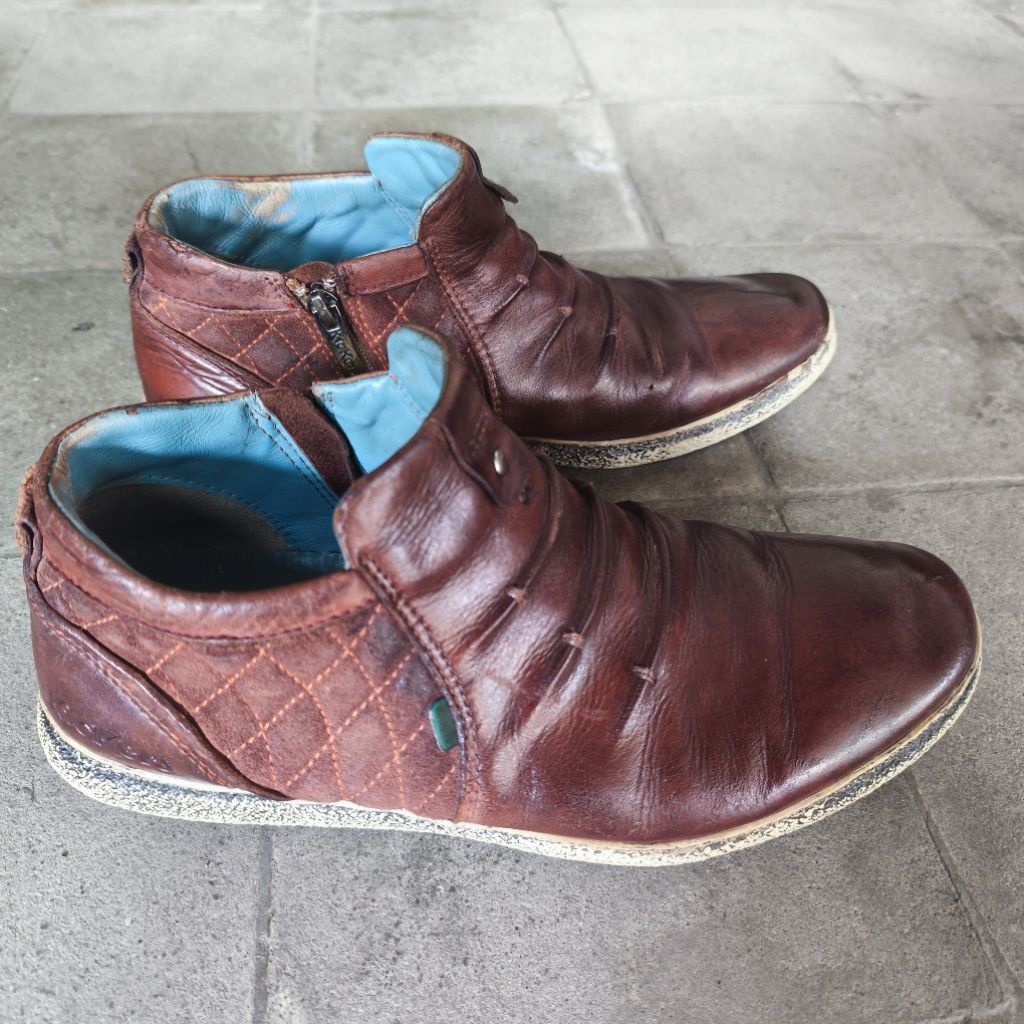 sepatu second merk Kickers bahan full kulit size 42 minus pemakaian aja