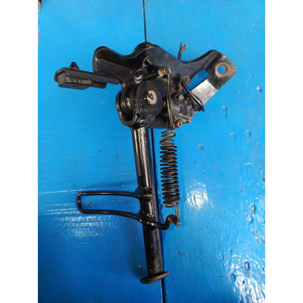 dudukan standar samping komplit standar vespa sprint, vespa Primavera, bekas original