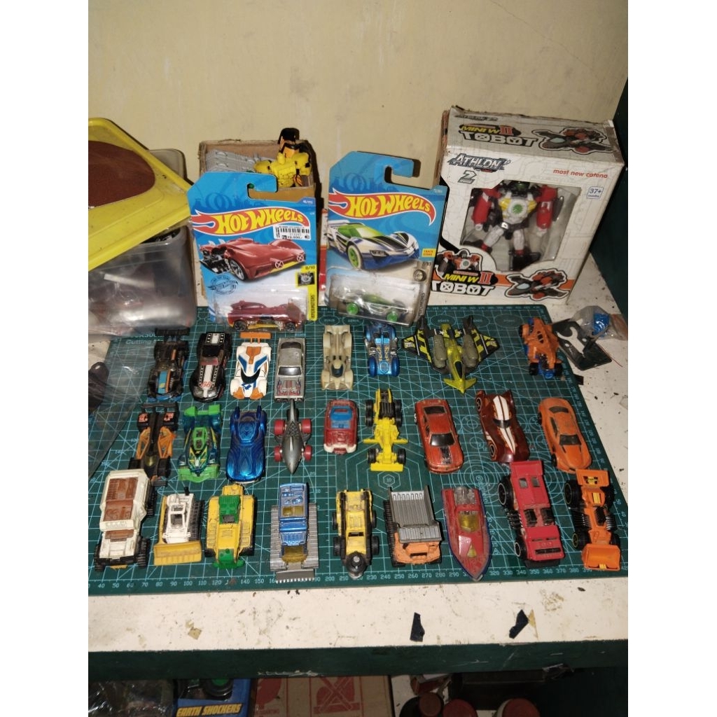 hotwheels dan matchbox junk/second + figure tobot pesawat