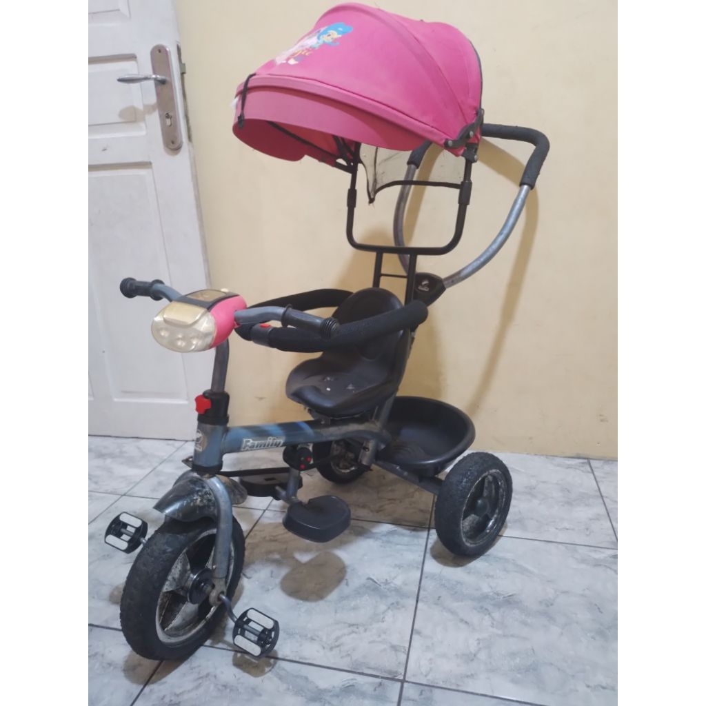 Sepeda family roda tiga