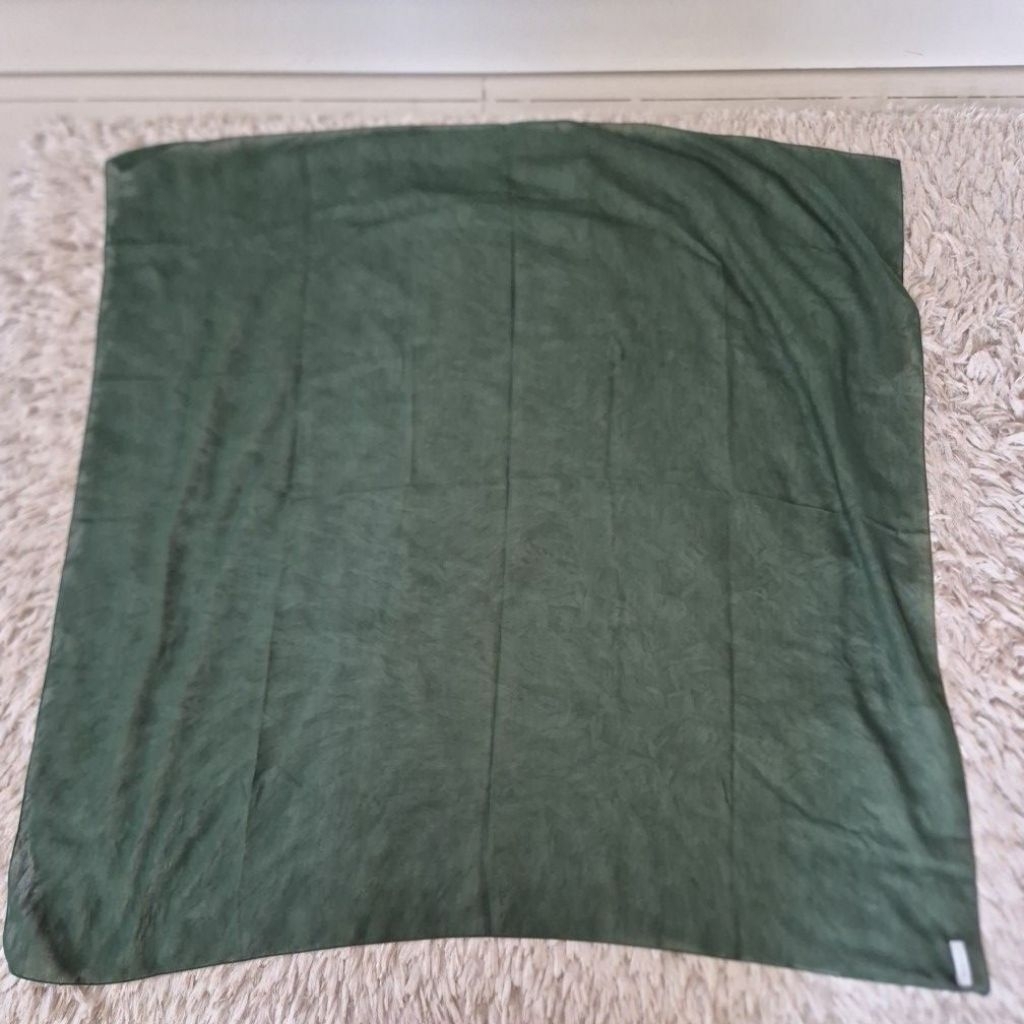 diario hijab segi empat voal warna hijau botol