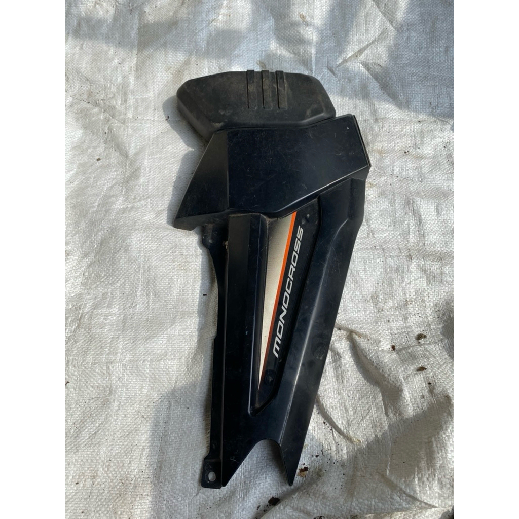 Cover Tepong tutup aki byson karbu 45P sebelah kanan original copotan lepasan motor