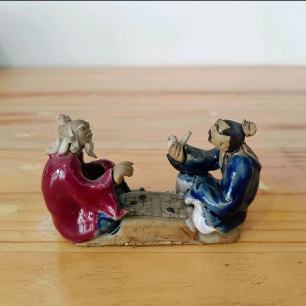 Patung Miniatur Keramik Cina Figur Kakek Bermain Catur