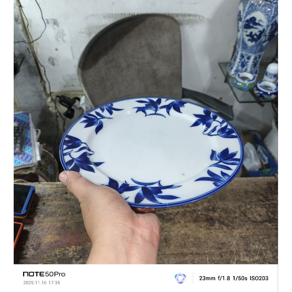 Piring Keramik Saji Biru Putih Diameter 27 cm