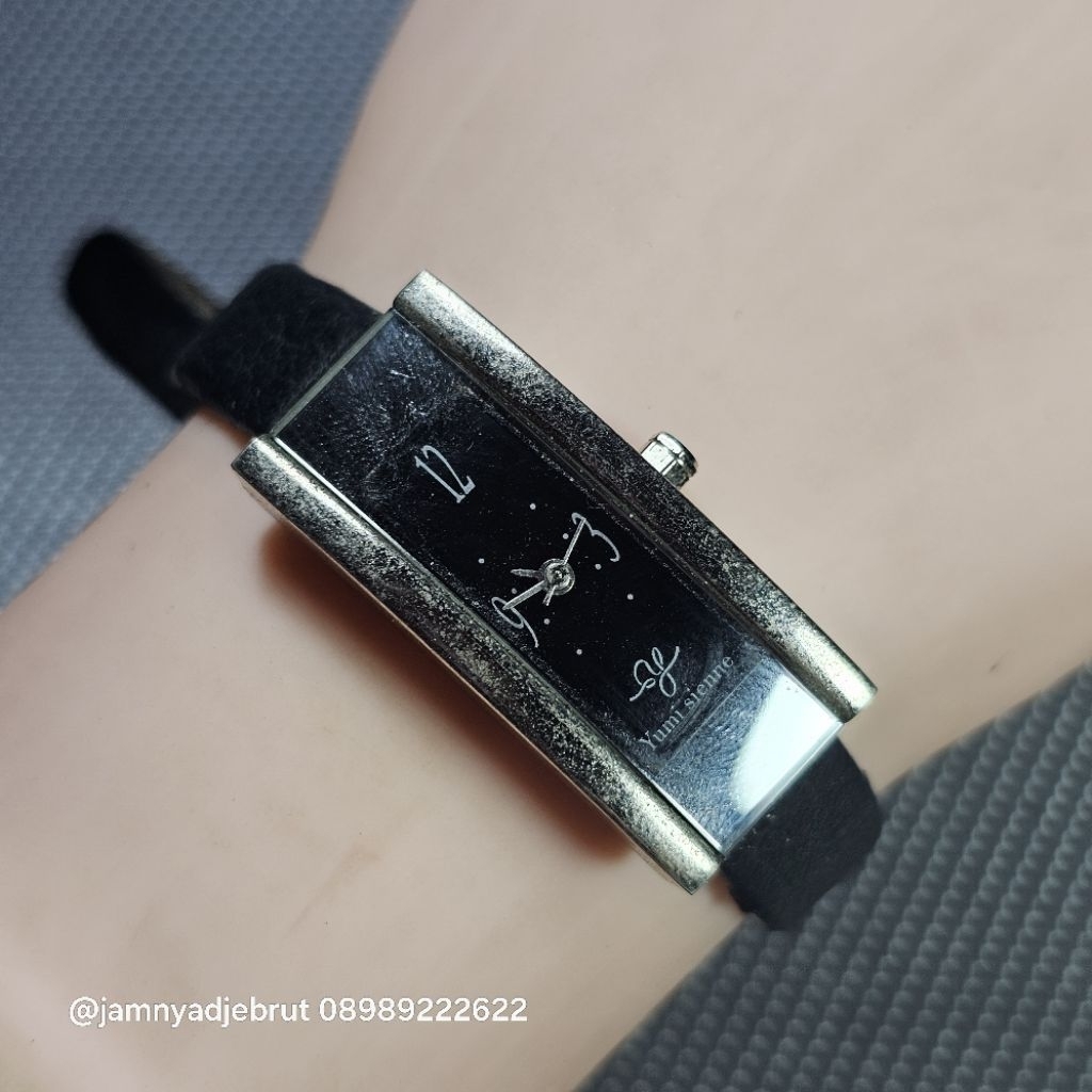 Jam Square Yumi Sienne Silver Black Bekas