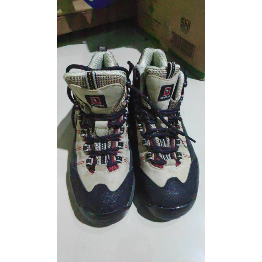 sepatu outdor black yak