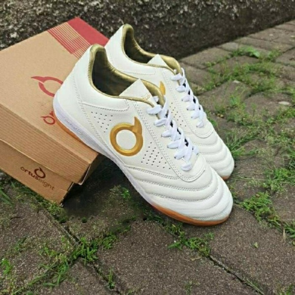 Specs League - Sepatu Futsal Bbs Pria Free Kaos Kaki Dan Deker
