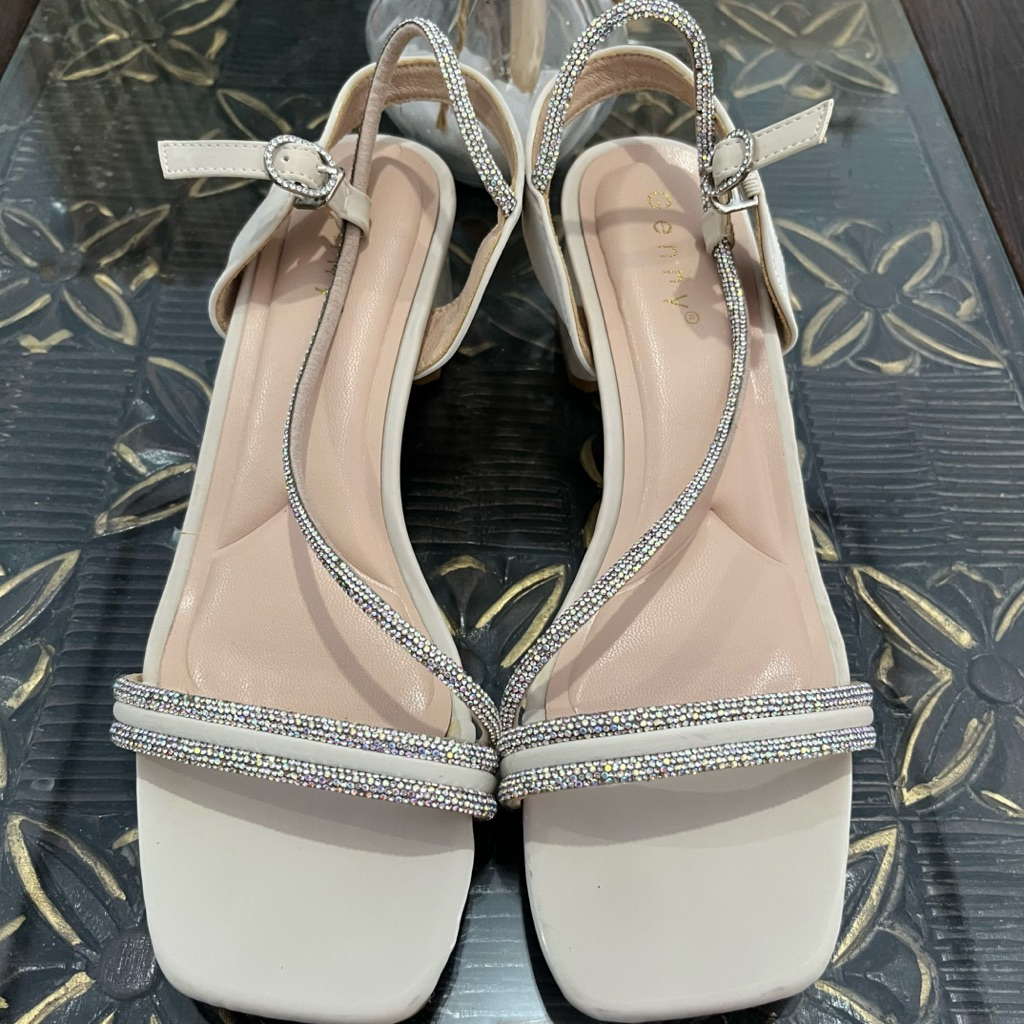 Preloved Genny Sepatu Sandal Heels