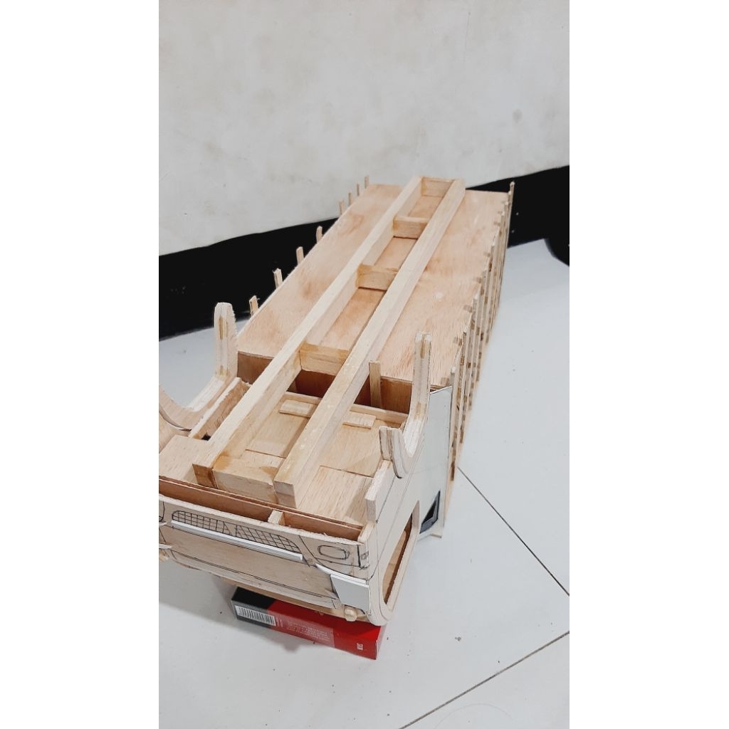 SASIS miniatur truk canter skala 14